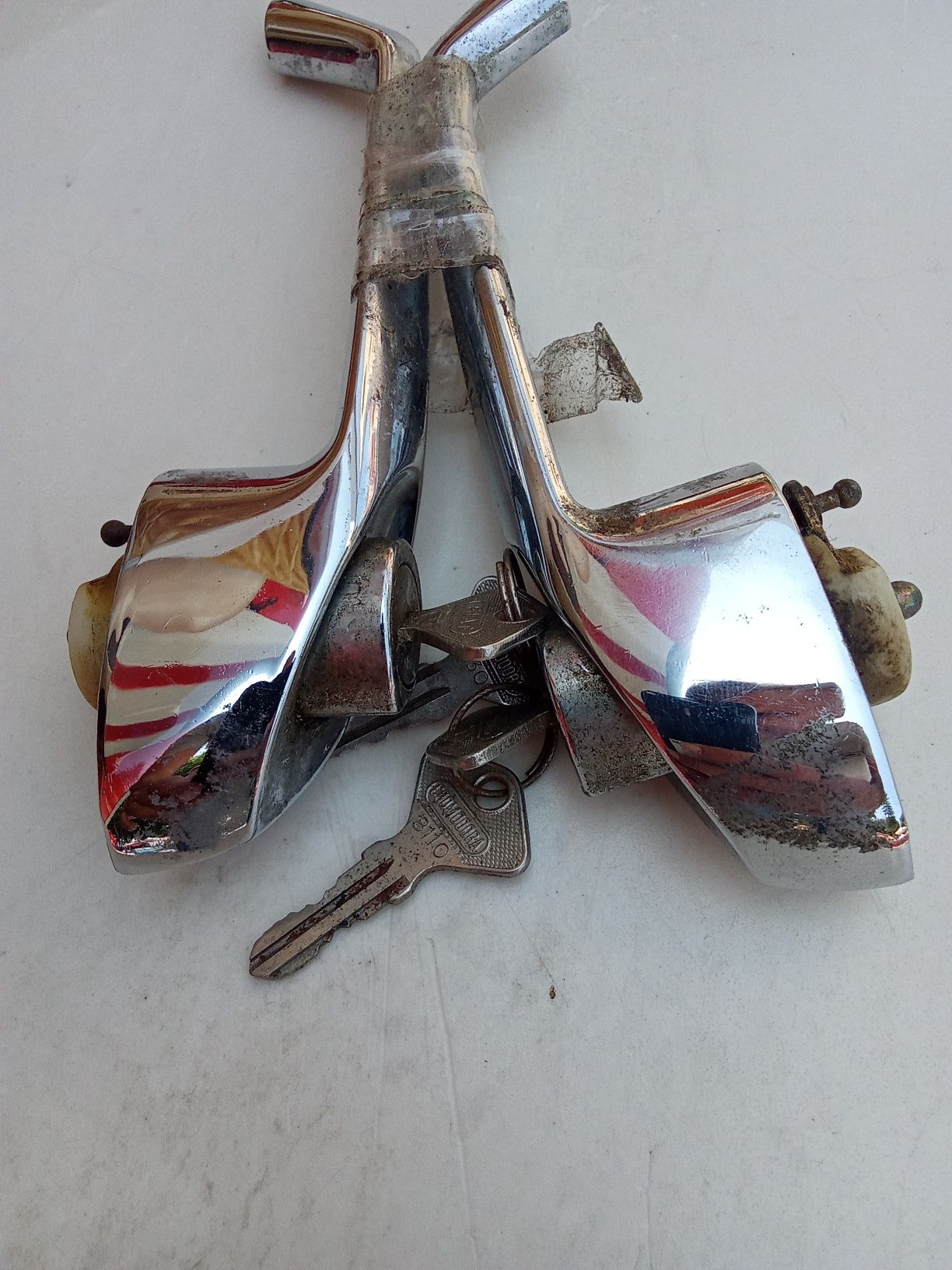 Fechaduras (2) para carros antigos originais com 2 chaves cada 100 eur