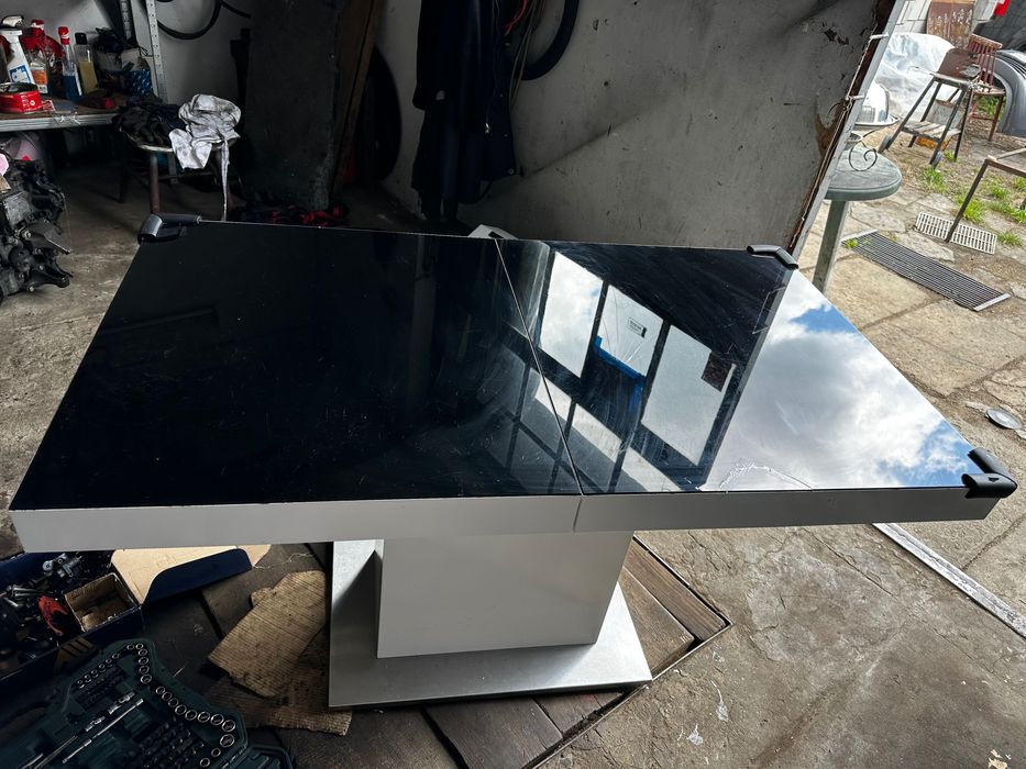 Стіл в столову вітальню