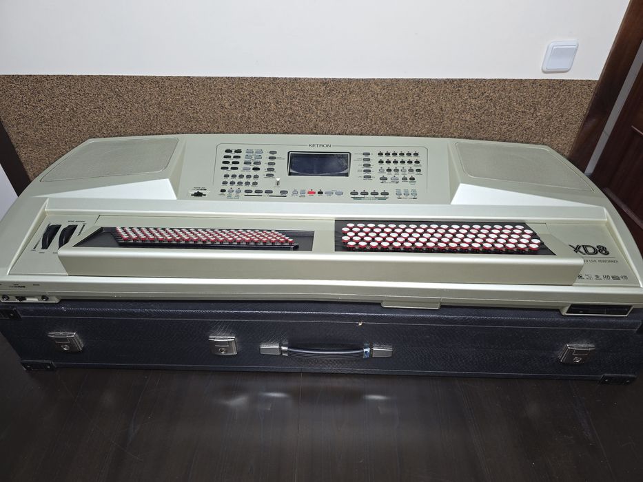 Órgão de botões Ketron Xd8