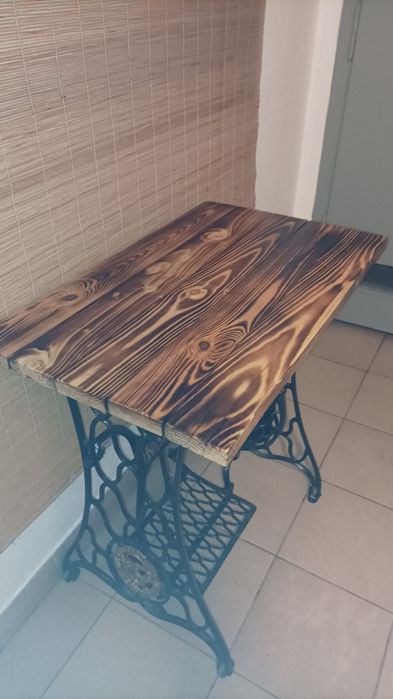 Stolik na podstawie Singer industrial