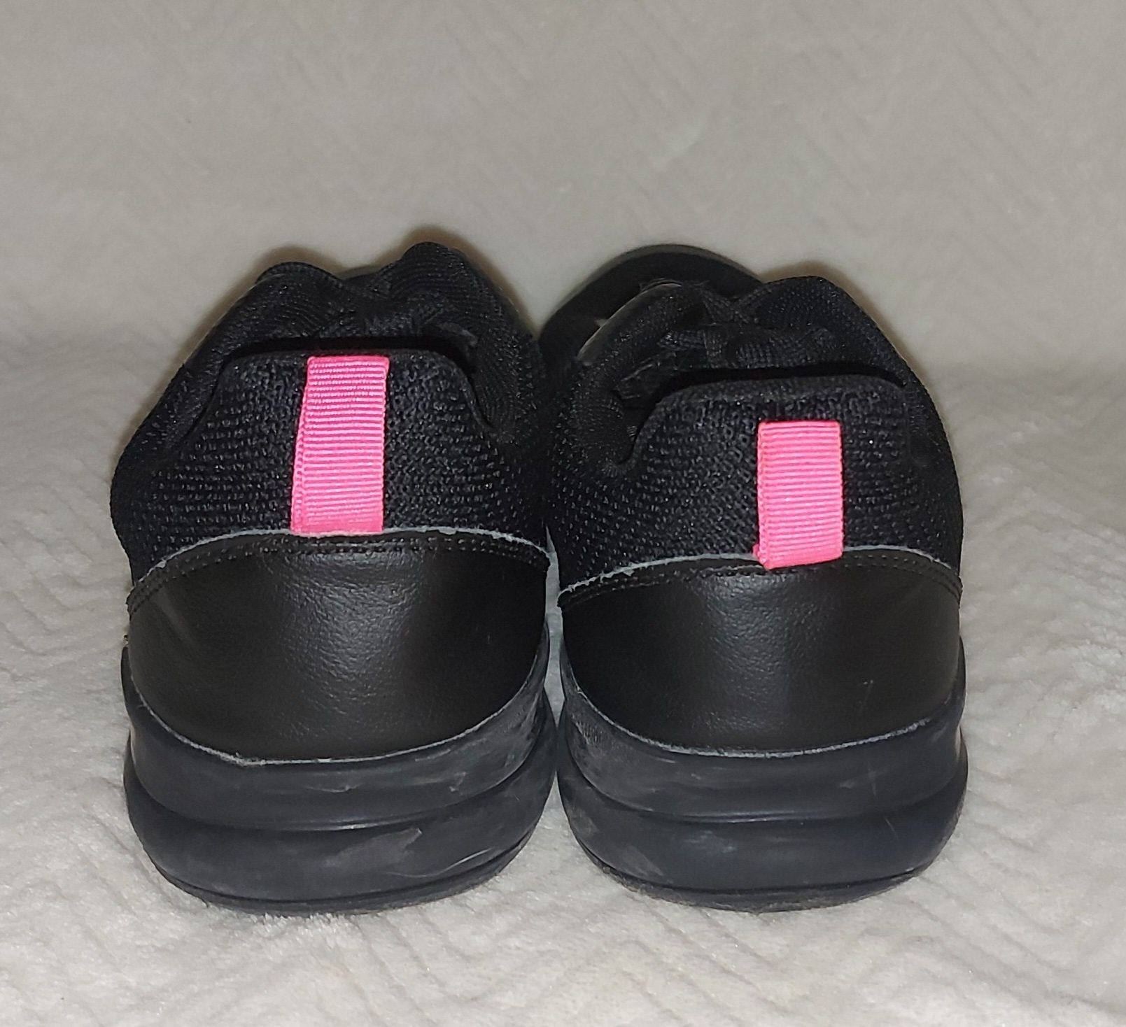 Чорні дитячі кросівки