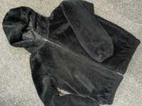Czarna kurtka ze sztucznego futra