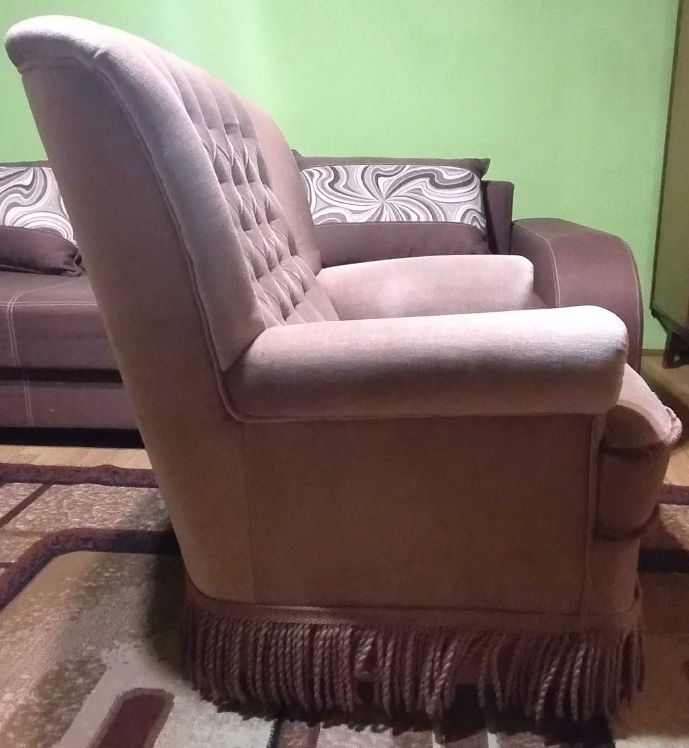 Stylowy fotel vintage z frędzlami – klasyczna elegancja