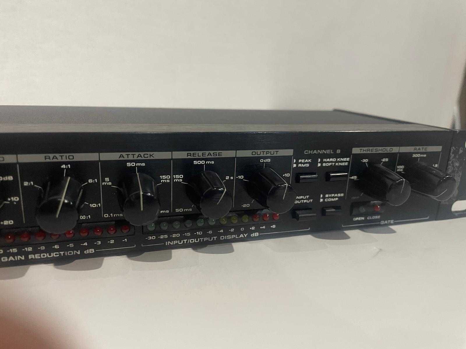 Compressor Alesis 3630 RMS/PEAK dual channel comp. limiter with gate