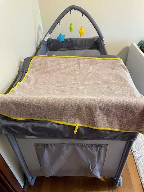 Cama de bebé com colchão e capa protetora