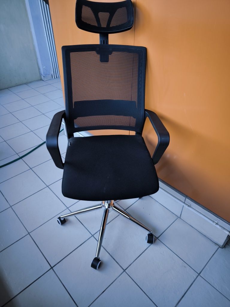 Fotel, krzesło biurowe.
