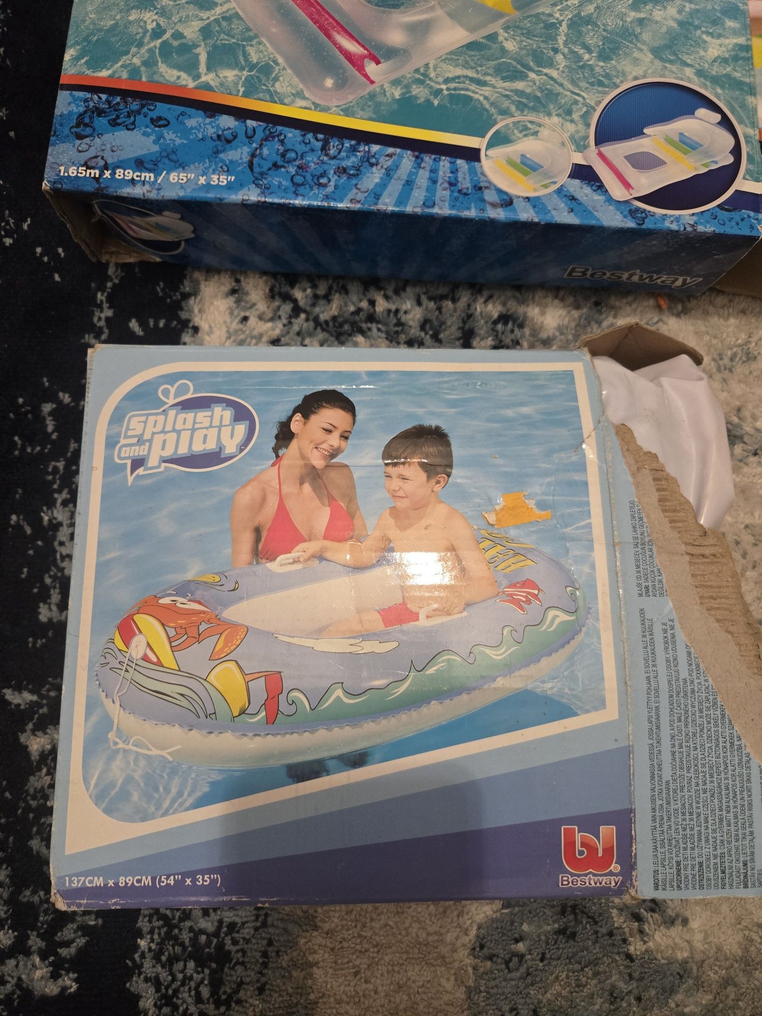 Piscinas novas em caixa e barquinho para criancas