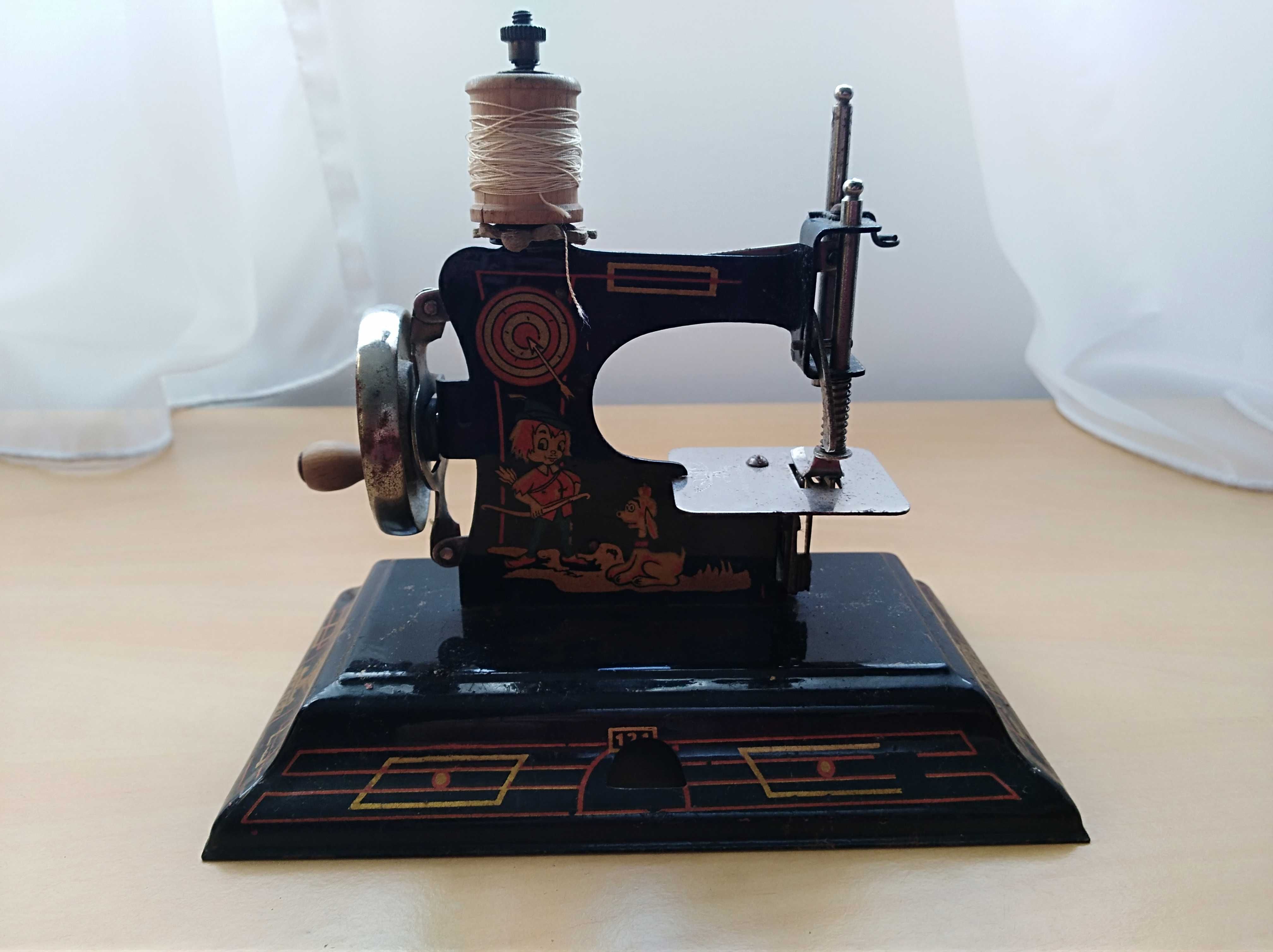 Máquina de costura vintage em metal, de meados dos anos 40 do séc XX