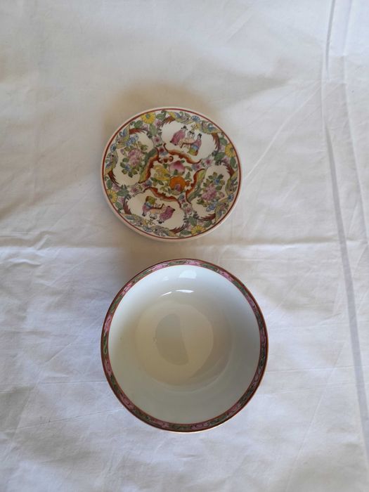 Conjunto taça e pires antigo de porcelana de Macau