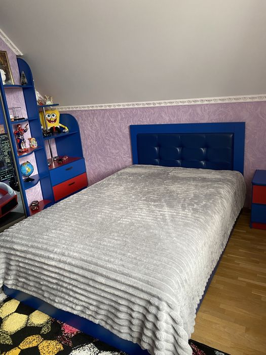 Меблі в кімнату для хлопчика:шафа купе, ліжко з матрасом, тумбочка.