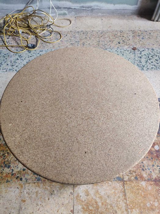 Mesa de madeira e cortiça