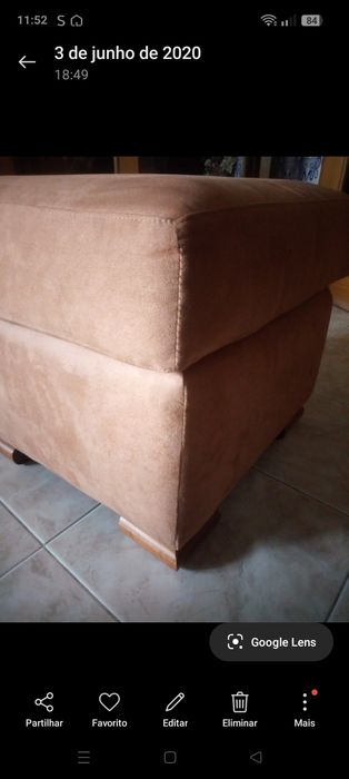 Sofá castanho caramelo e um puf, cómoda em madeira maciça