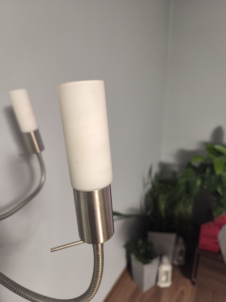 Stojąca lampa z 3 ruchomymi ramionami