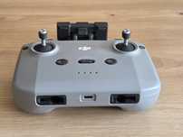 Kontroler DJI RC pracujący z telefonem