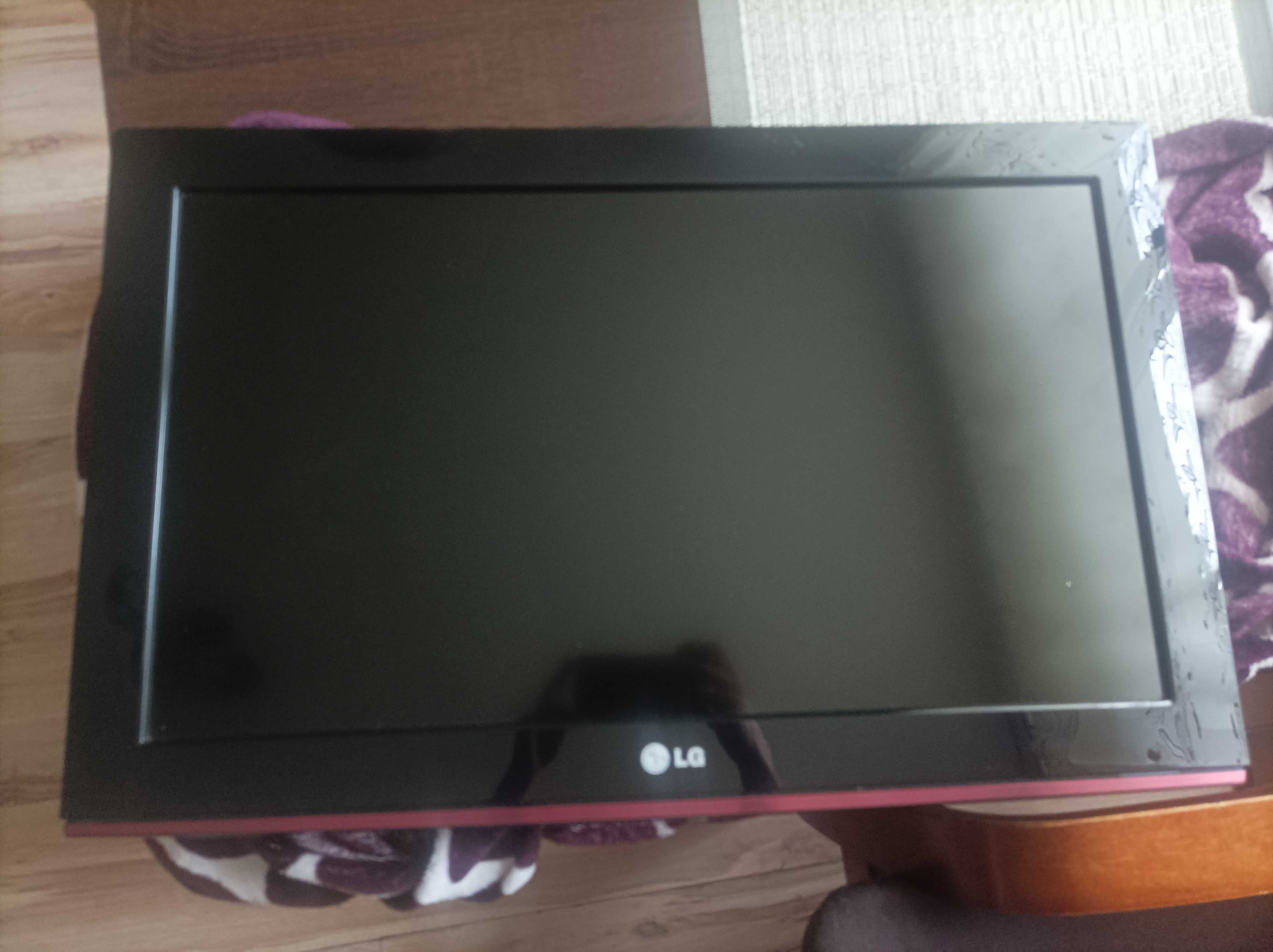 Telewizor LG 26 cali z dekoderem dołączanym i dwoma pilotami