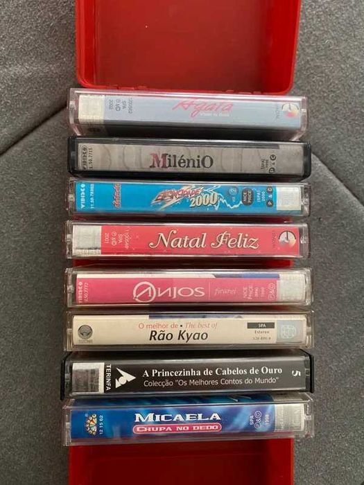 Lote 8 Cassetes + Estojo Vermelho Vintage – Música Portuguesa/Variada