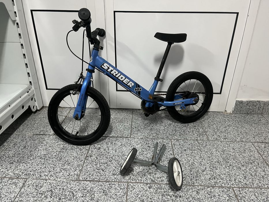 Biclcleta e triciclo de crianca