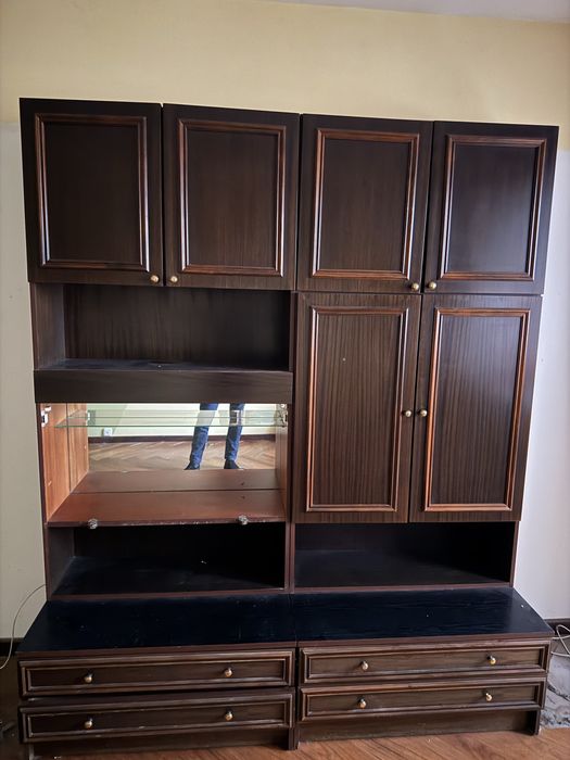 Деревяна стінка та шафа