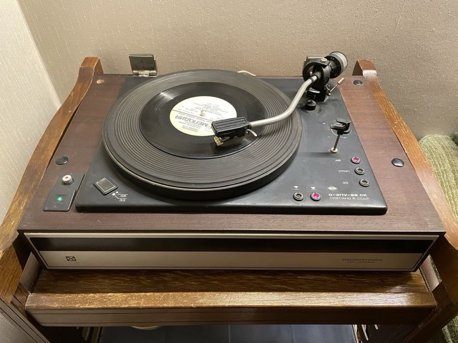 Проигрыватель винила Радиотехника 001, натуральный шпон. Без ГЗМ.