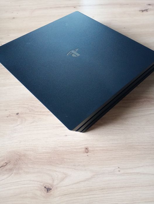PlayStation 4 PS4 PRO + przewody + pad Hall efekt. Zadbana
