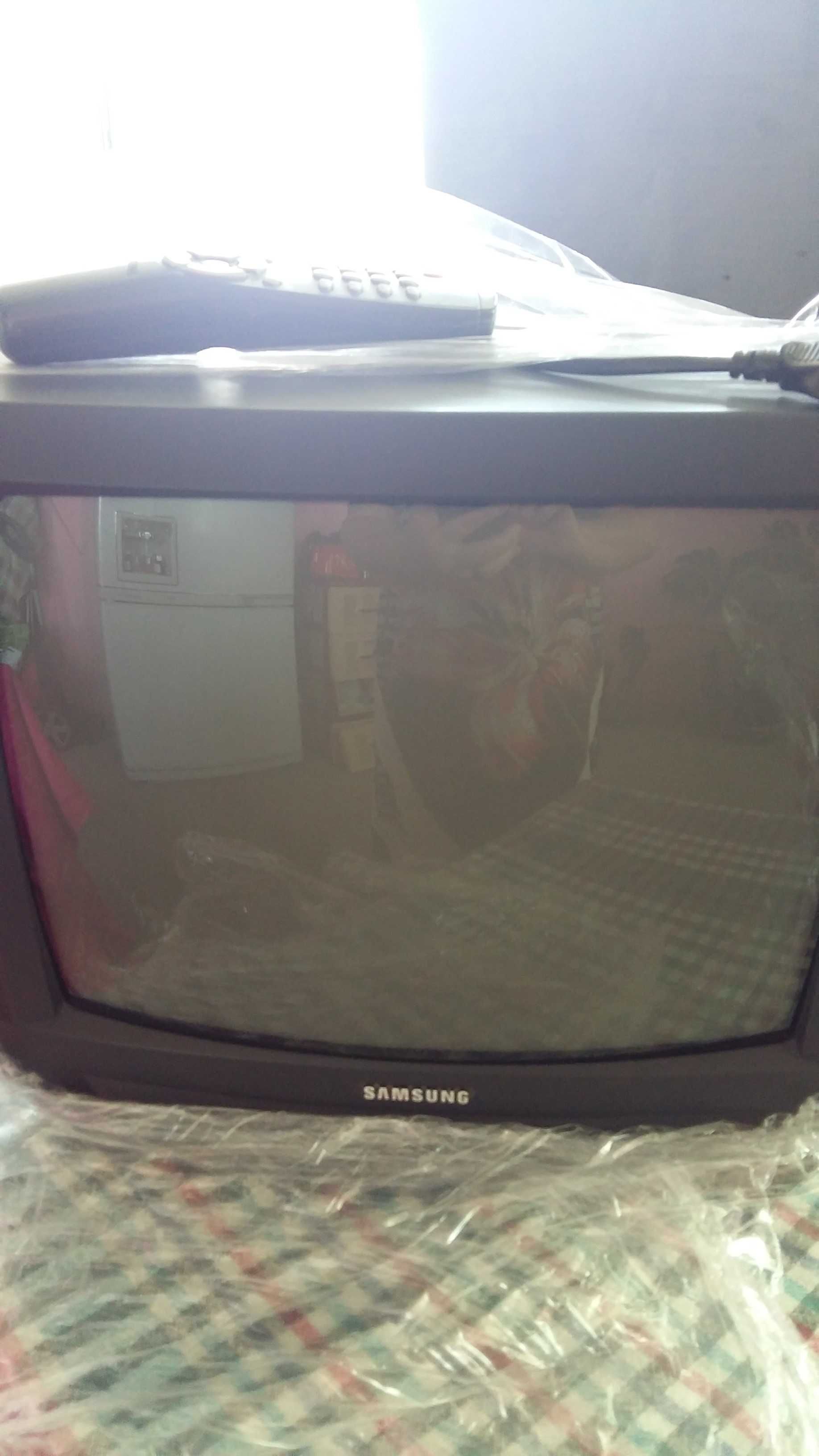 Продам телевизор SAMSUNG с пультом. Б/У . Отлично для Дачи.