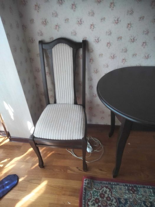 Продам стіл і 4 стільця