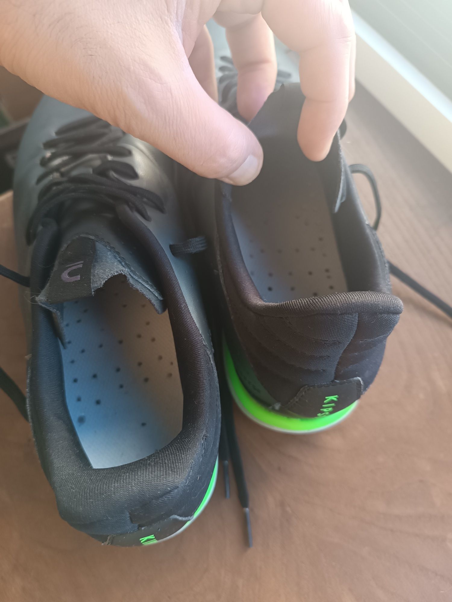 Sapatos de futebol tamanho 45