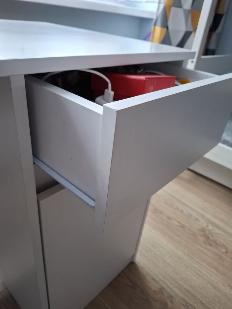 Biurko białe z szufladą i szafkami
