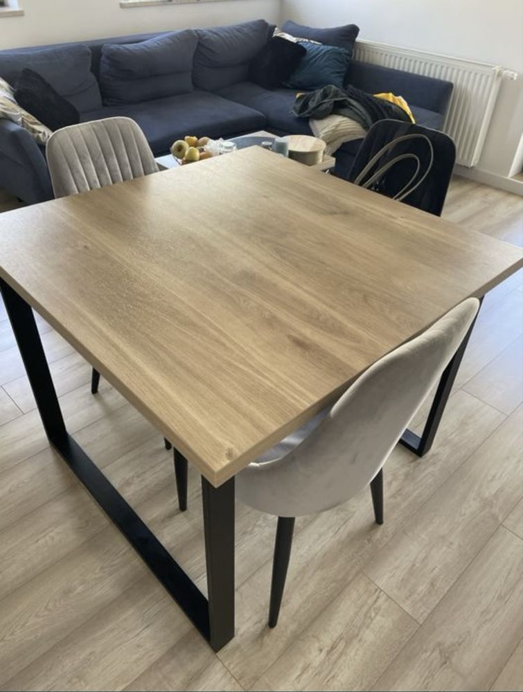 Stół z kompletem krzeseł - 4 szt