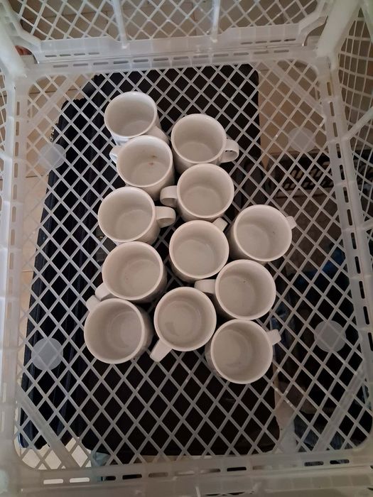 Conjunto de chávenas antigas de café em bom estado. 5€ Apenas