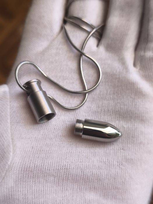 Colar com Compartimento secreto formato Bala. Em Aço inoxidável