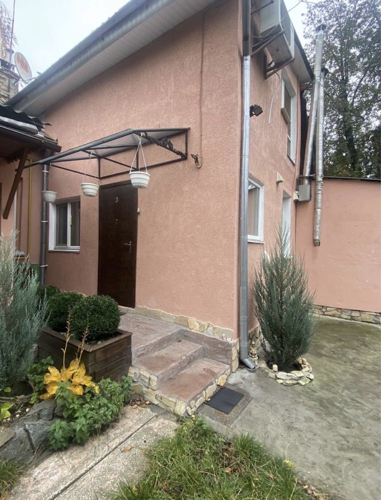 Повноцінна 2-х кімнатна квартира в центрі міста