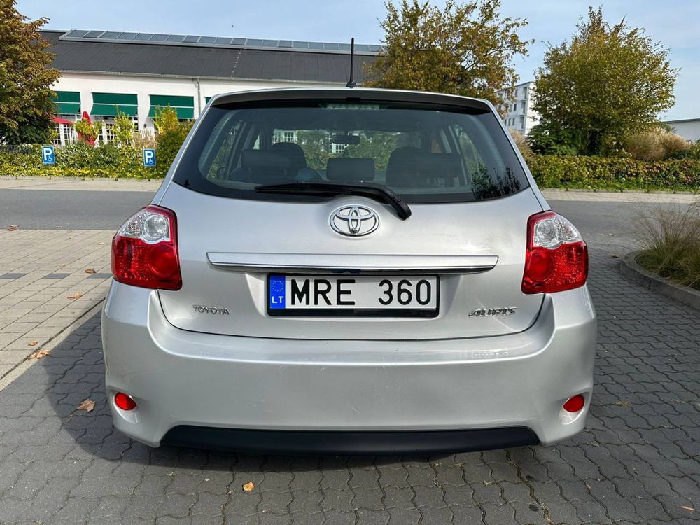 Toyota Auris  1.6 Бенз