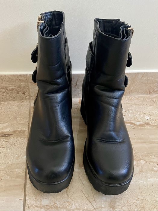 Botas pretas e douradas com salto (tamanho 40)