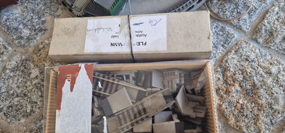 Giratoria e cocheira para comboios ho raros.