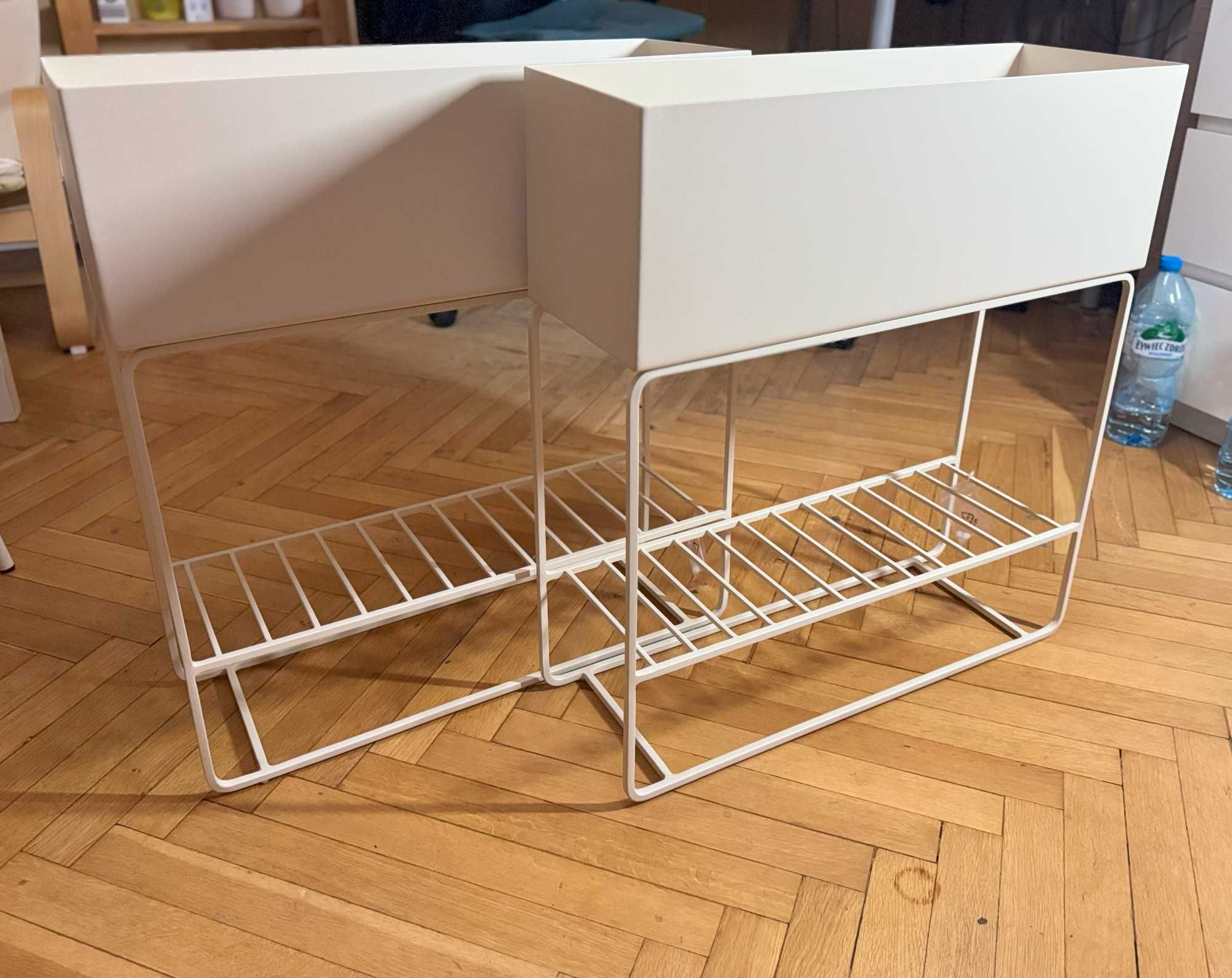 kwietnik metalowy bialy