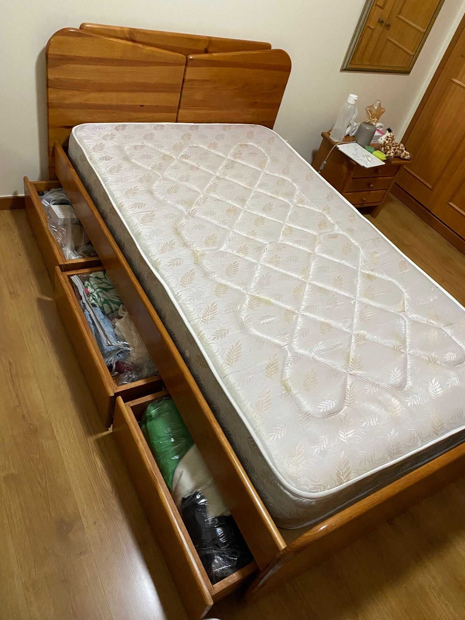 Cama de madeira c/ colchão + gavetas (solteiro) [Mobília CERNE]