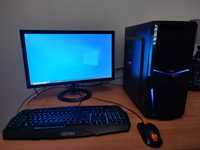 PC gaming com monitor, teclado e rato