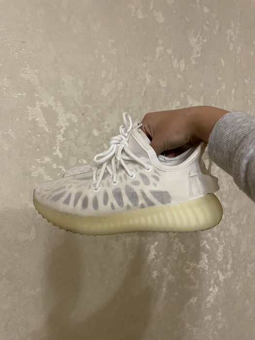 Продам кроссовки женские Yeezy Boost