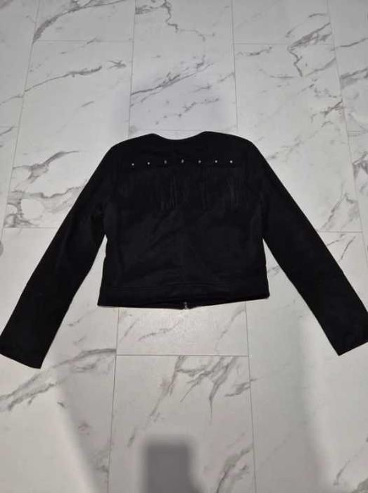 Czarna zamszowa ramoneska z frędzlami i ćwiekami