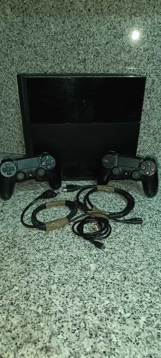 Ps4 com 2 controles