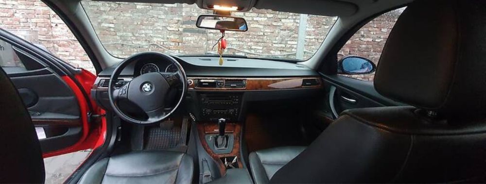 Яскраве авто BMW Е90