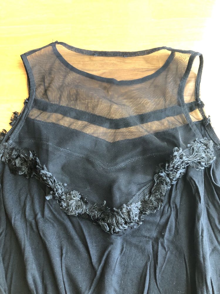 Blusa preta com parte transparente