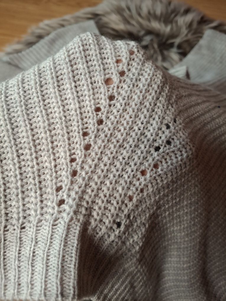Szary oversize sweter dekolt V rozmiar uniwersalny asymetryczny