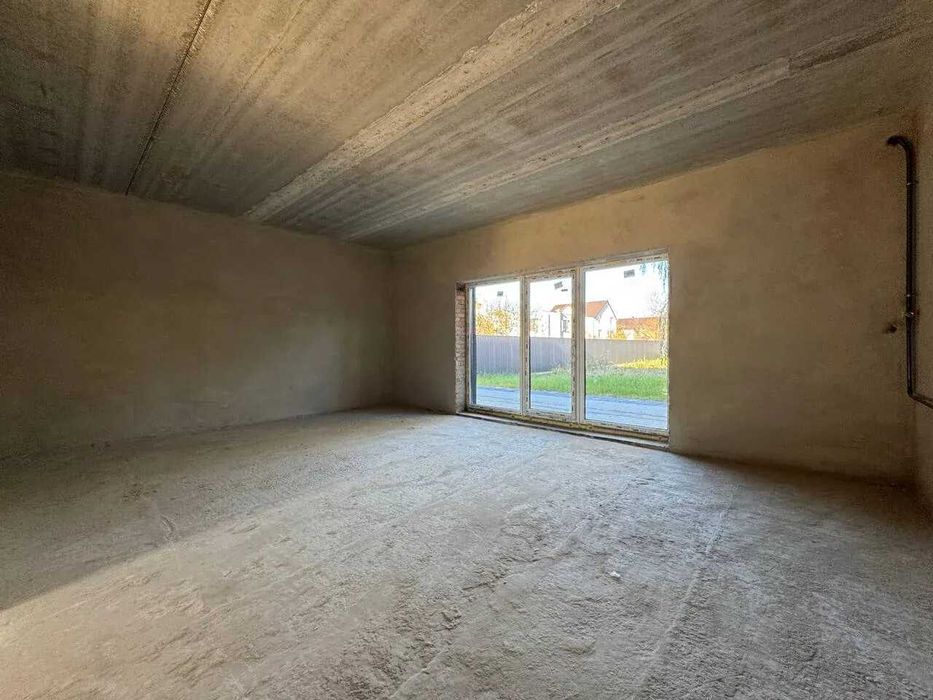 Сучасний дуплекс з великою ділянкою