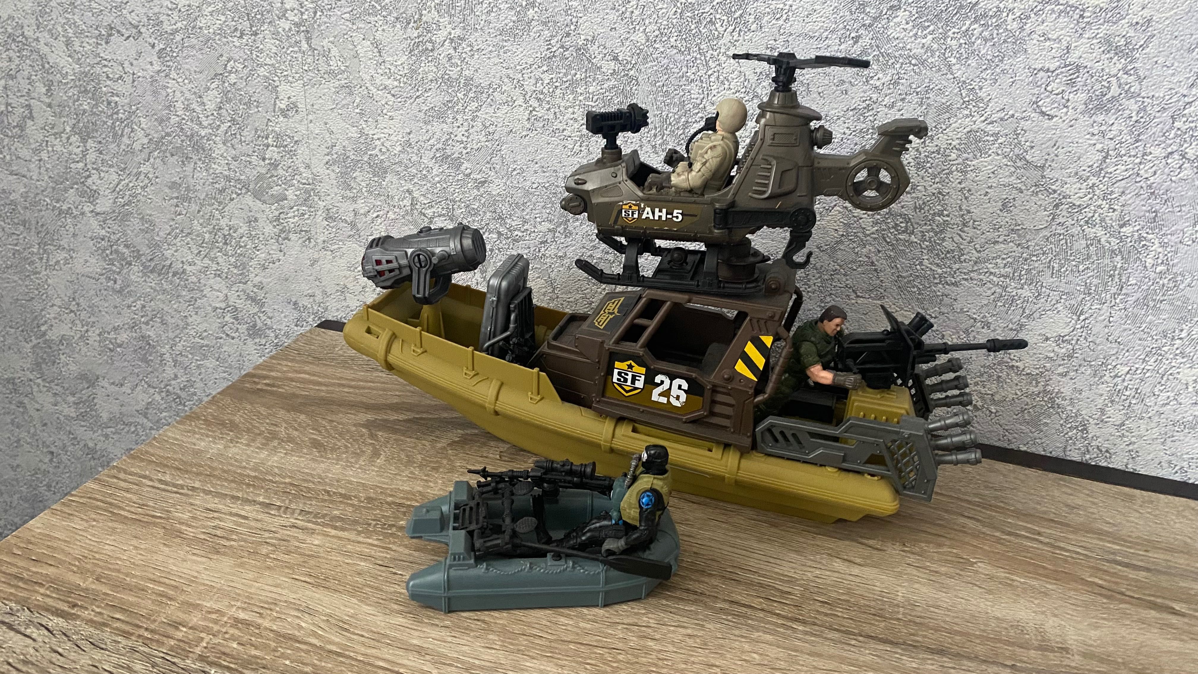 Військовий корабель з лодкою і гелікоптером вертоліт