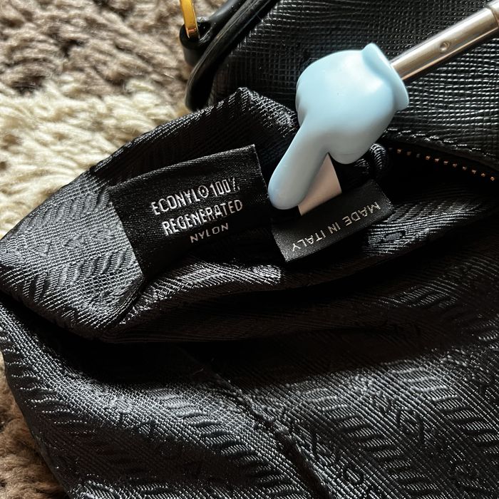 Сумка Prada re-edition leather handbag