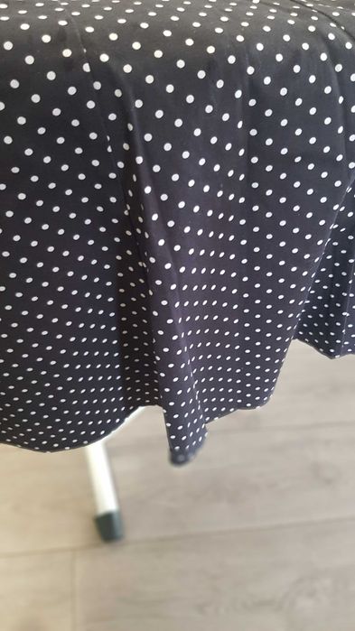 Saia preta às bolinhas brancas