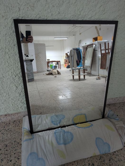 Espelho com estrutura de madeira