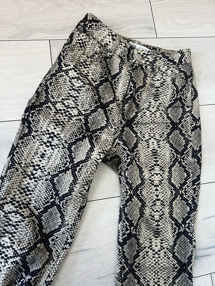 Spodnie Zara materiałowe wzór skóra węża print r. XS High Rise